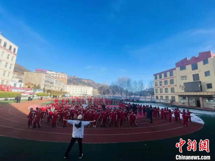 圖為街舞老師教授藏族學(xué)子跳街舞?！￡惿菩?攝