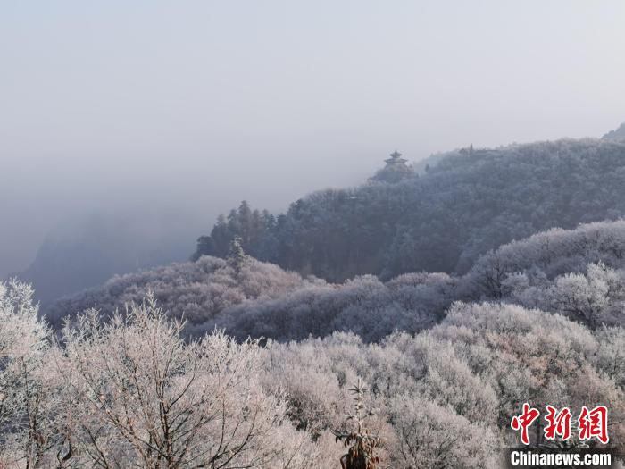圖為連綿山脈，皆是白色?！⌒煺袢A 攝