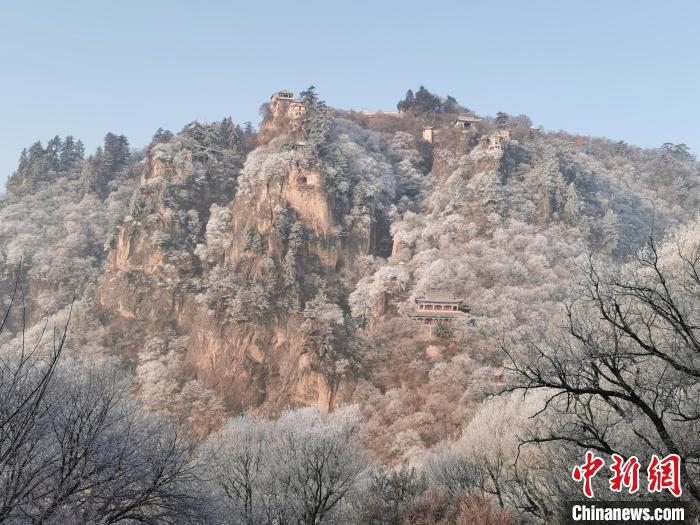 圖為崆峒山霧凇景色?！⌒煺袢A 攝