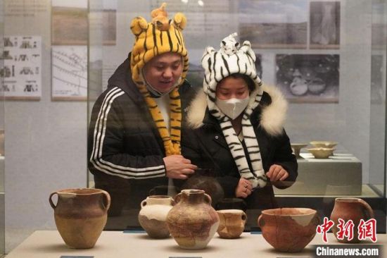 圖為市民戴虎頭帽在博物館內(nèi)參觀。九美旦增 攝