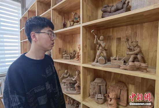 圖為學生介紹作品。 劉玉桃 攝