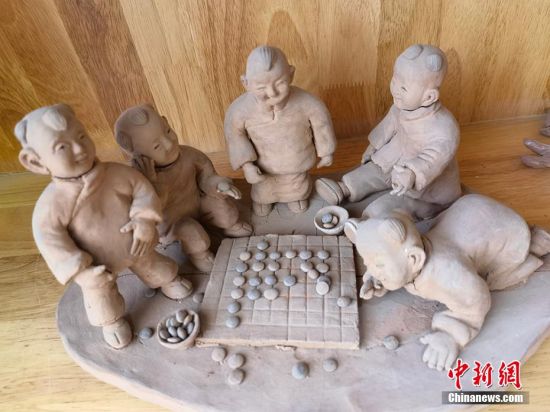 圖為泥塑作品展現(xiàn)下棋場景。 劉玉桃 攝