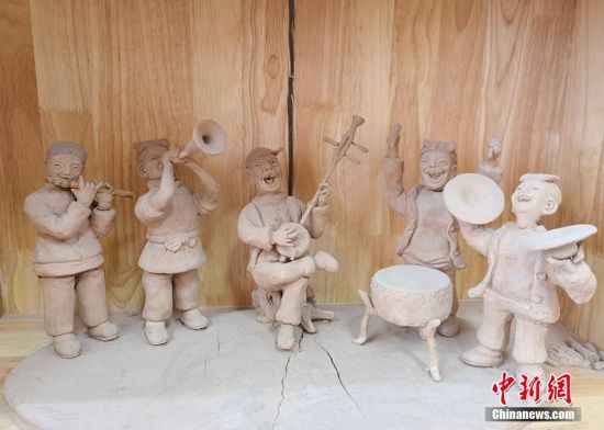 圖為泥塑作品展現(xiàn)人們娛樂場景。 劉玉桃 攝