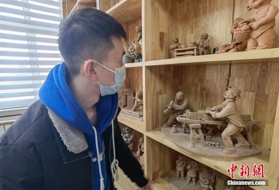圖為學生欣賞泥塑作品。 劉玉桃 攝