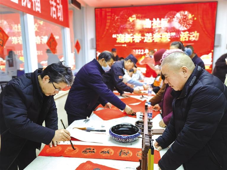蘭州新區(qū)開展“墨香四溢送春聯(lián)·情暖文曲送祝?！被顒?dòng)