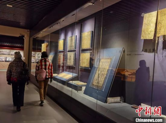 圖為蘭州市民參觀博物館展品?！⌒煅?攝