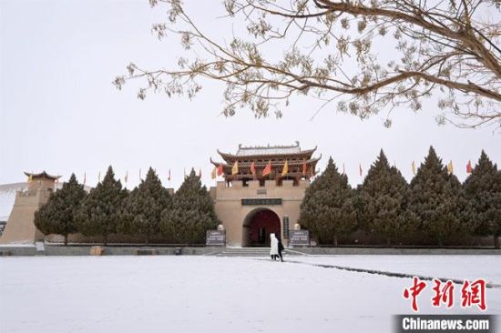 圖為2月17日，游人在鳴沙山月牙泉景區(qū)內(nèi)體驗大漠雪景。　敦煌市文旅局供圖