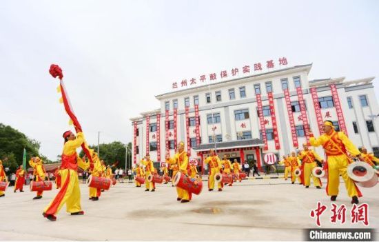 2021年6月30日，蘭州太平鼓教育保護(hù)實(shí)踐基地啟動(dòng)儀式在蘭州新區(qū)舉行。(資料圖) 高展 攝