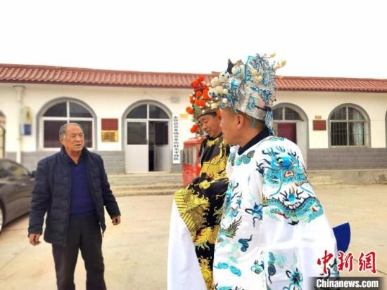 圖為69歲的“苦水高高蹺”國家級(jí)傳承人巨海全(左一)，叮囑徒弟們高高蹺練習(xí)技巧要領(lǐng)?！￠Z姣 攝