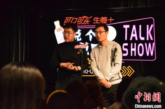 圖為脫口秀演員搭檔表演。　楊娜 攝