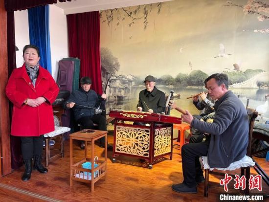 圖為蘭州鼓子表演者王常玉登臺演唱，她是這項(xiàng)入列國家級非物質(zhì)文化遺產(chǎn)的曲藝表演者中，為數(shù)不多的女演員?！堨下?攝