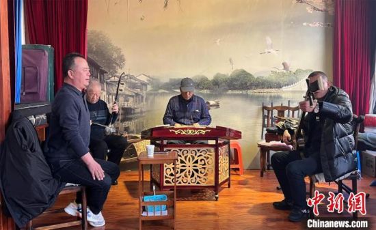 圖為蘭州鼓子愛好者在傳習(xí)所內(nèi)互相搭檔上臺演出?！堨下?攝