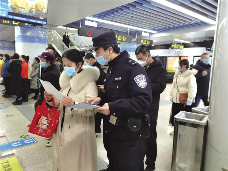 講解詐騙套路 普及“斷卡”常識 蘭州城關(guān)公安分局、交通治安分局聯(lián)合反詐宣傳進(jìn)地鐵