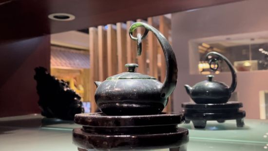 圖為酒泉夜光杯廠里陳列的夜光杯茶藝文化產(chǎn)品——精品懸環(huán)玉壺。王牧雨