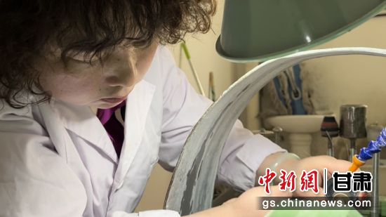 夜光杯制作學(xué)徒謝小琴坦言，雖工作枯燥，但是能夠掌握國(guó)家級(jí)非遺技藝是很自豪的。王牧雨 攝