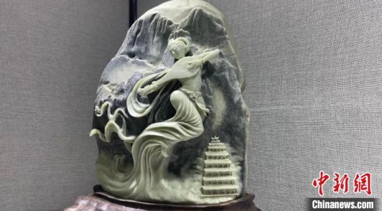 圖為李學(xué)平的玉雕作品?！「攥?攝