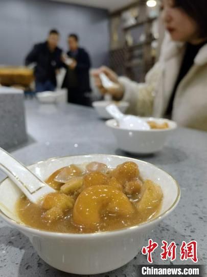 圖為酒泉美食“糊鍋”?！∫蟠河?攝