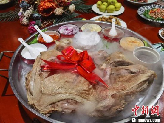 圖為酒泉美食“漢蒸全羊”?！●T志軍 攝
