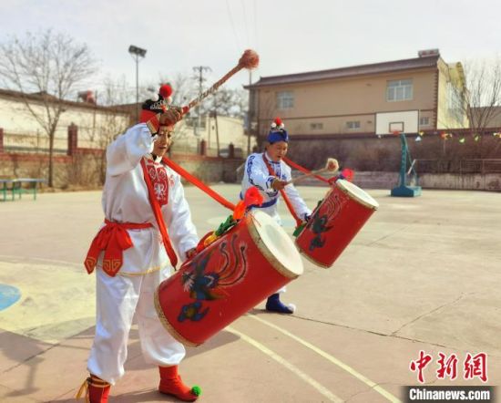 圖為劉玉均(右一)身穿青花服與隊(duì)員一起練習(xí)動(dòng)作?！堟?攝