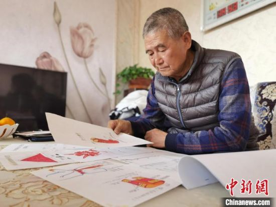 圖為陸鵬飛向記者展示多年帶隊(duì)的手寫(xiě)筆記。　張婧 攝