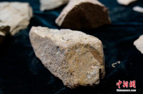 圖為靜寧縣賈河鄉(xiāng)竇坪村出土的石器。 夏劍鋒 攝