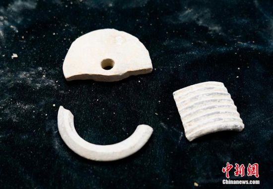 圖為靜寧縣賈河鄉(xiāng)竇坪村出土的佩飾。 夏劍鋒 攝