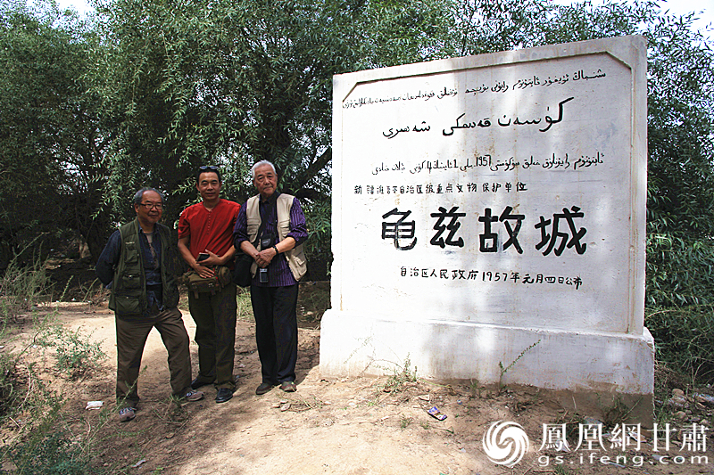 庫(kù)車是古代龜茲語(yǔ)，意為“龜茲人的城”，乃絲綢之路重鎮(zhèn)。2016年，蘇朗（右）、文巖（左）等藝術(shù)家前往庫(kù)車龜茲故城遺址采風(fēng)。楊文遠(yuǎn) 攝