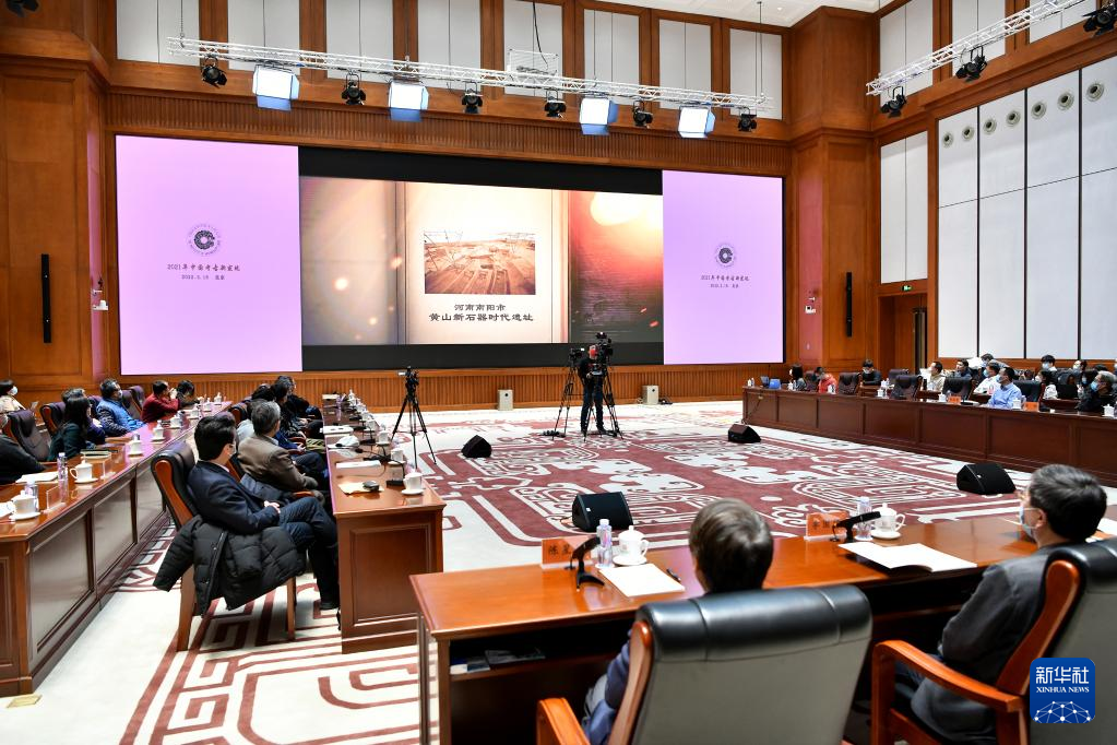 3月18日，在“中國社會科學(xué)院考古學(xué)論壇·2021年中國考古新發(fā)現(xiàn)”上，參會人員觀看宣傳視頻。