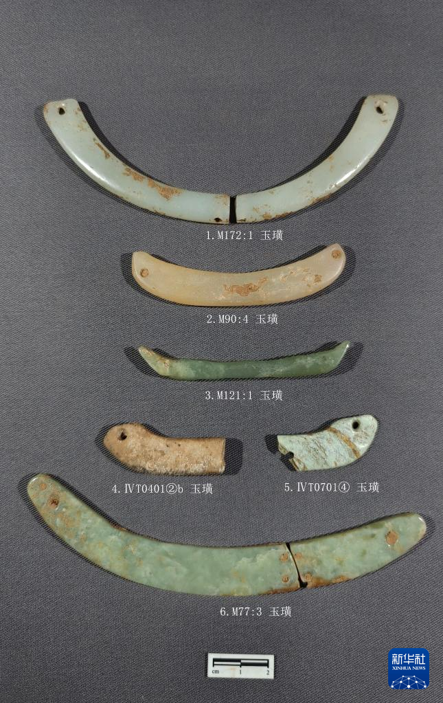 河南南陽市黃山新石器時代遺址出土的屈家?guī)X文化玉璜（資料圖）。