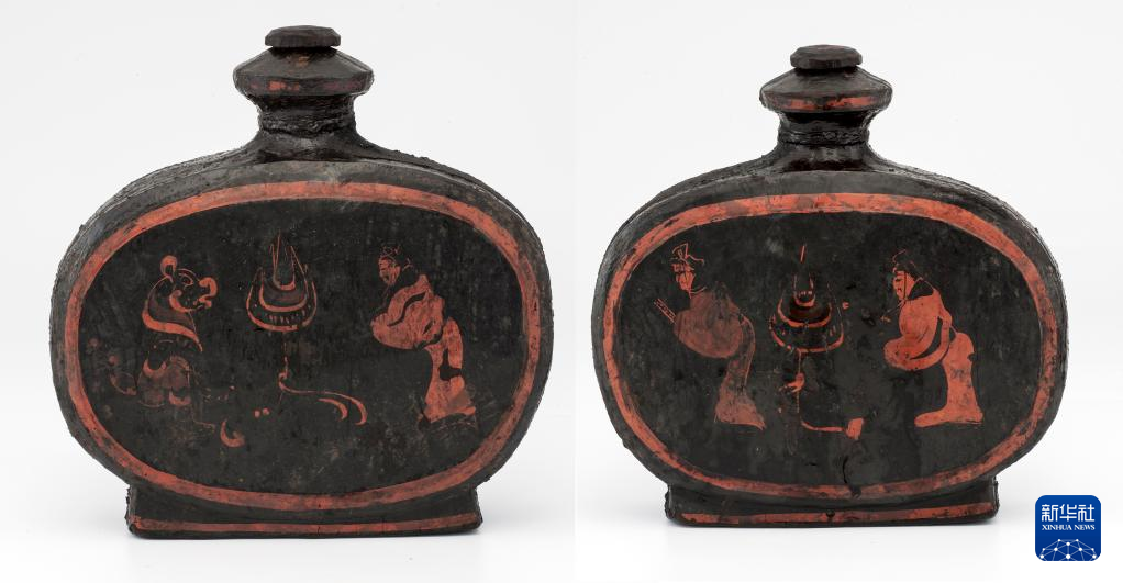 湖北云夢縣鄭家湖戰(zhàn)國秦漢墓地出土扁壺（資料圖）。