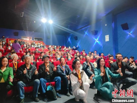 《浴血誓言》主創(chuàng)團隊與到場的紅軍后代合影。　陳選斌 攝