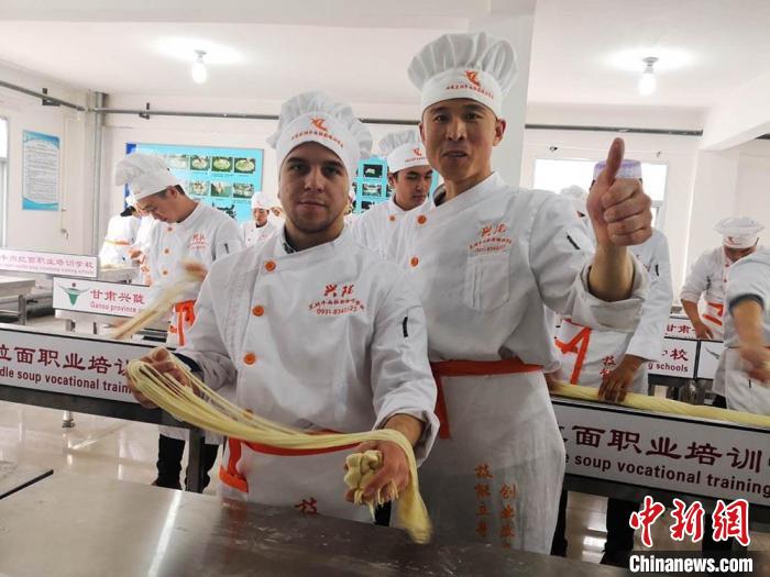 圖為外國留學生學習牛肉面的制作。(資料圖) 史靜靜 攝