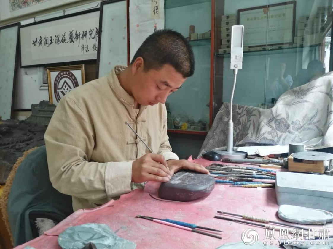 洮硯制作技藝第六代傳人、國(guó)家藝術(shù)基金資助青年藝術(shù)家、正高級(jí)洮硯雕刻藝術(shù)師李江平十年如一日專(zhuān)注于洮硯制作 圖源自網(wǎng)絡(luò)