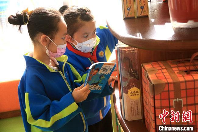 4月23日，不少民眾走進書局閱讀圖書，品味書香，學(xué)習(xí)敦煌文化，享受讀書快樂?！↑S燕 攝