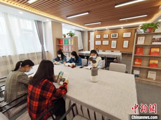 近日，在國網(wǎng)甘肅電力黨校職工書屋，正在舉行青年職工讀書交流活動?！⌒煅?攝