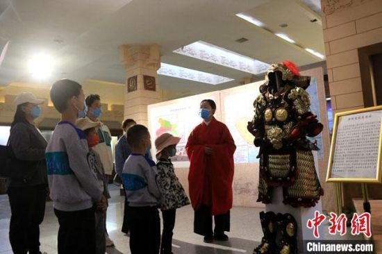 該“唐朝明光鎧”吸引游人圍觀，盡顯中國古代工匠獨特設計和傳統(tǒng)甲胄文化的魅力。　張曉亮 攝