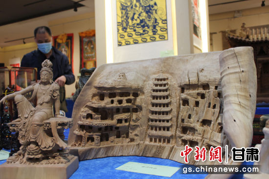 連日來(lái)，甘肅省工藝美術(shù)行業(yè)評(píng)審認(rèn)定工作會(huì)議在蘭州舉行。圖為以敦煌莫高窟為題材的木雕作品《守護(hù)》。徐雪 攝