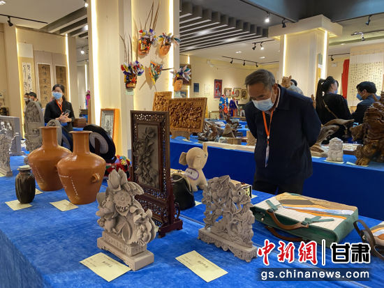 來(lái)自全省的近800件作品進(jìn)入專家評(píng)審環(huán)節(jié)，作品涵蓋雕塑雕刻、漆器、工藝花畫等多個(gè)類別。徐雪 攝