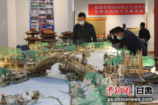 圖為參評(píng)作品牦牛角立體微雕“清明上河圖”。徐雪 攝