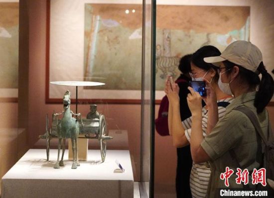 圖為參觀者參觀“大道攸歸：五涼文化展”展陳文物?！【琶赖┰?攝