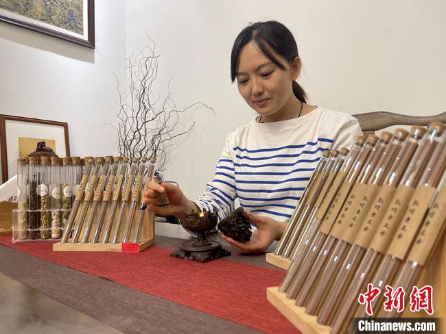 圖為魯雯展示燃香禮儀?！「攥?攝