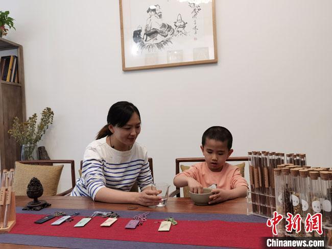 圖為魯雯為小學(xué)員授課和培訓(xùn)?！●T志軍 攝