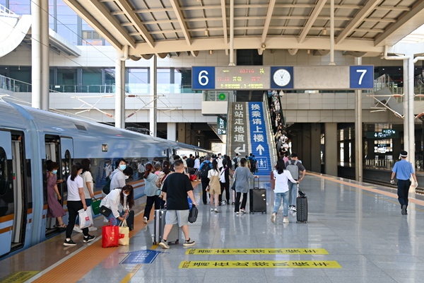 暑運大幕開啟。蘭州鐵路局供圖