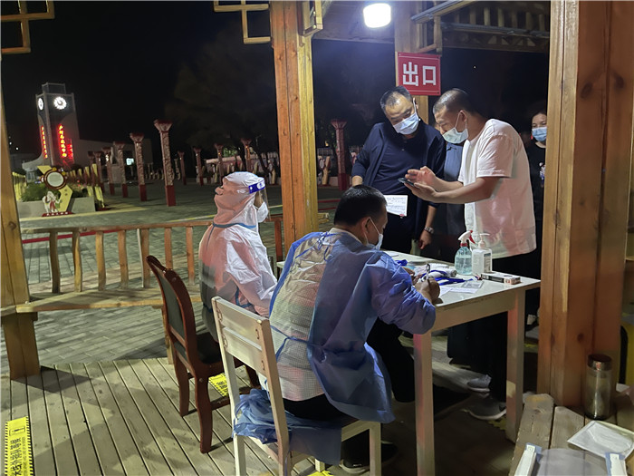 臨夏州紀(jì)委監(jiān)委督查組在廣河縣高速路口監(jiān)督檢查疫情防控措施落實(shí)情況。.jpg