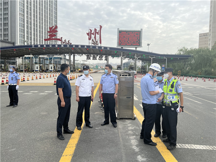 7月13日，蘭州市紀(jì)委監(jiān)委第四監(jiān)督檢查室聯(lián)合市紀(jì)委監(jiān)委派駐市公安局紀(jì)檢監(jiān)察組檢查環(huán)蘭檢查站疫情防控措施落實(shí)情況。.jpg
