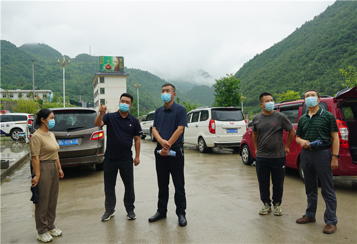 7月13日，隴南市徽縣紀(jì)檢監(jiān)察干部到嘉陵火車站督查疫情防控工作。張麗娟 攝.JPG