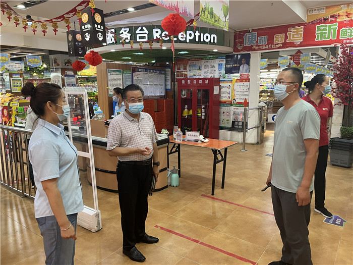 7月15日，酒泉市玉門市疫情防控督查組在隴商聯(lián)華超市監(jiān)督檢查疫情防控措施落實(shí)情況。 .jpg