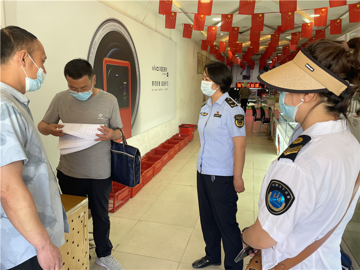 7月20日，定西市漳縣紀(jì)委監(jiān)委駐縣衛(wèi)生健康局紀(jì)檢監(jiān)察組抽調(diào)縣市場(chǎng)監(jiān)管局、衛(wèi)建局工作人員,深入新寺鎮(zhèn)萬(wàn)家超市查看人員出入登記、環(huán)境消殺等。 蔣湘濤 攝.jpg