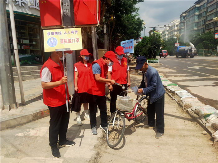 7月21日，定西市通渭縣紀(jì)委監(jiān)委機(jī)關(guān)志愿者在城區(qū)開(kāi)展“不聚集、戴口罩”志愿活動(dòng)。.jpg