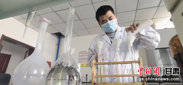 圖為甘肅科技集團(tuán)化工研究院有限責(zé)任公司工作人員正在做實(shí)驗(yàn)。魏建軍 攝